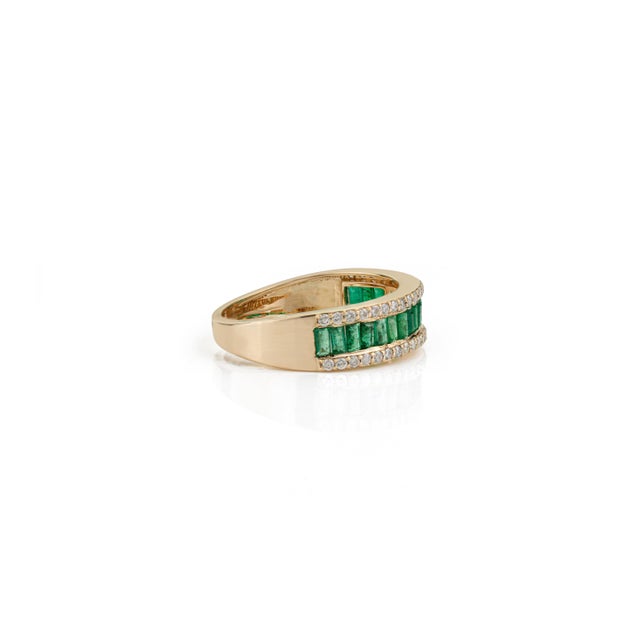 Metal 1ct Emerald & Diamond Eternity Band Art Deco Ring in 14k Gold Size 6.5 For Sale - Image 7 of 16