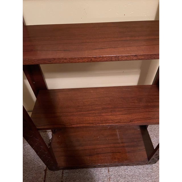 Chinese 1960s English Walnut Chinese Chippendale Style Etagere With 5 Adjustable Shelves For Sale - Image 3 of 9