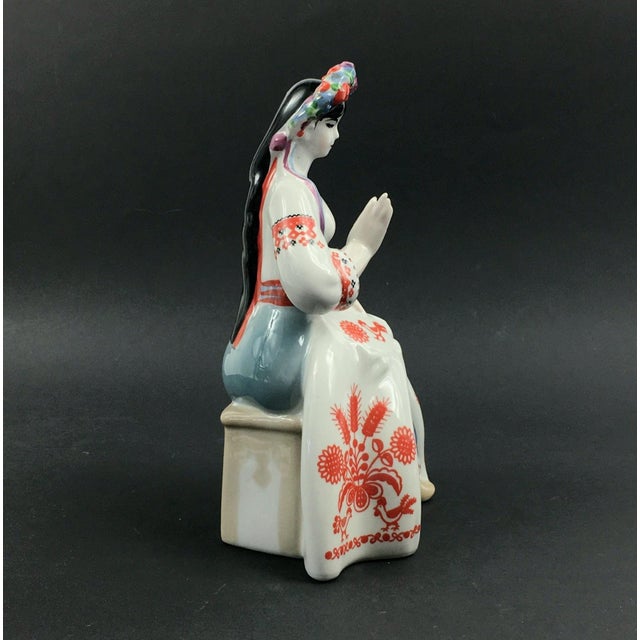 1980s Vintage The Embroiderer Figurine in Porcelain from Polonne, Ukraine/USSR, 1970s-1980s For Sale - Image 5 of 8