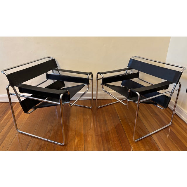 An architecturally sculptural design classic made of chrome-plated tubular steel and genuine leather. The tube ends are...