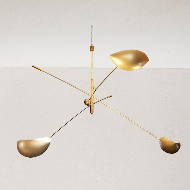This counterweight lamp with 3 arms and adjustable screens features moving parts and spherical plain bearings in brass....