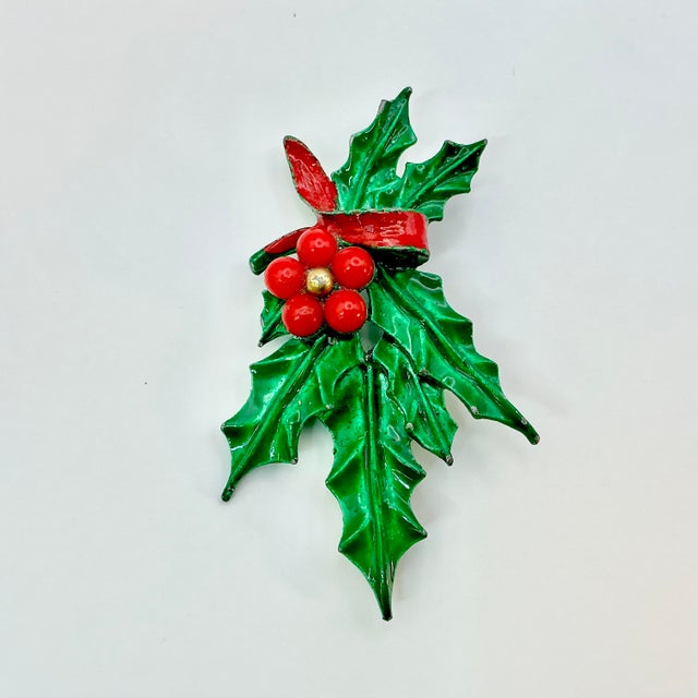Mid 20th Century Mid-Century Boho Chic Americana Christmas Painted Holly With Berries Swag Brooch. For Sale - Image 5 of 6