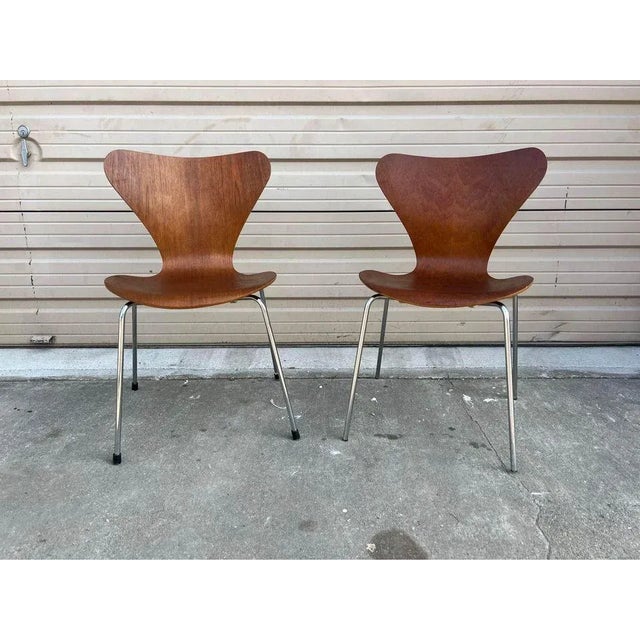 Mid-Century Modern Mid 20th Century Pair of Teak Series 7 Chairs by Arne Jacobsen for Fritz Hansen For Sale - Image 3 of 12