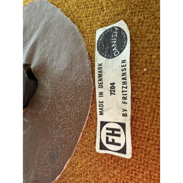 Arne Jacobsen Early Pair of Arne Jacobsen Swan Chairs Fritz Hansen Made in Denmark For Sale - Image 4 of 9