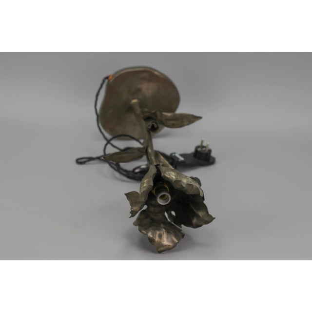 Mid-Century Modern Flower Table Lamp in Metal For Sale - Image 13 of 18