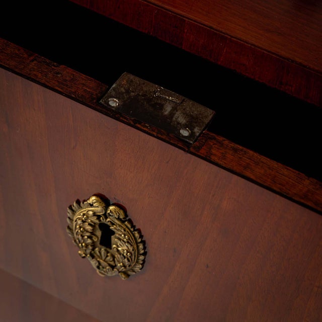 Neoclassical Chest of Drawers, early 19th Century For Sale In New York - Image 6 of 12