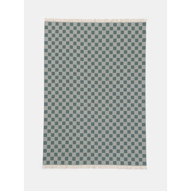 Jacquard cashmere and wool blanket with checkered pattern.