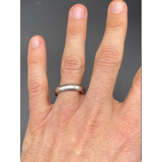 Contemporary The Oman: Gentleman's Classic Wedding Band in Platinum For Sale - Image 3 of 3