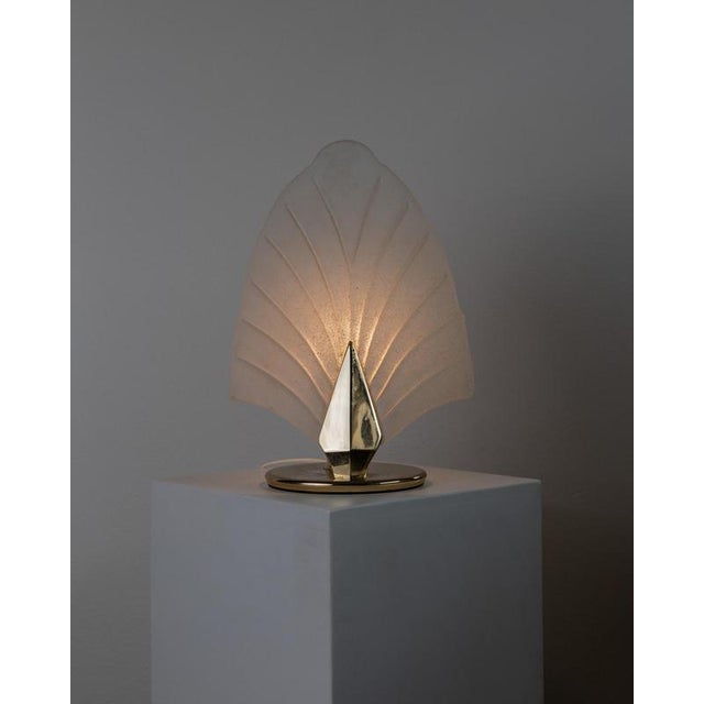 This elegant vintage murano glass table lamp from the 1980s features a beautifully crafted leaf-shaped glass shade paired...