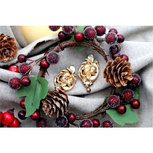 Gold Earrings with Vine Leaf Reliefs and Pendant, Set of 2 For Sale - Image 3 of 7