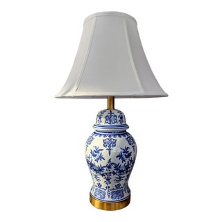 Lillian August Home - Blue and White Vase Chinoiserie Style Lamp For Sale