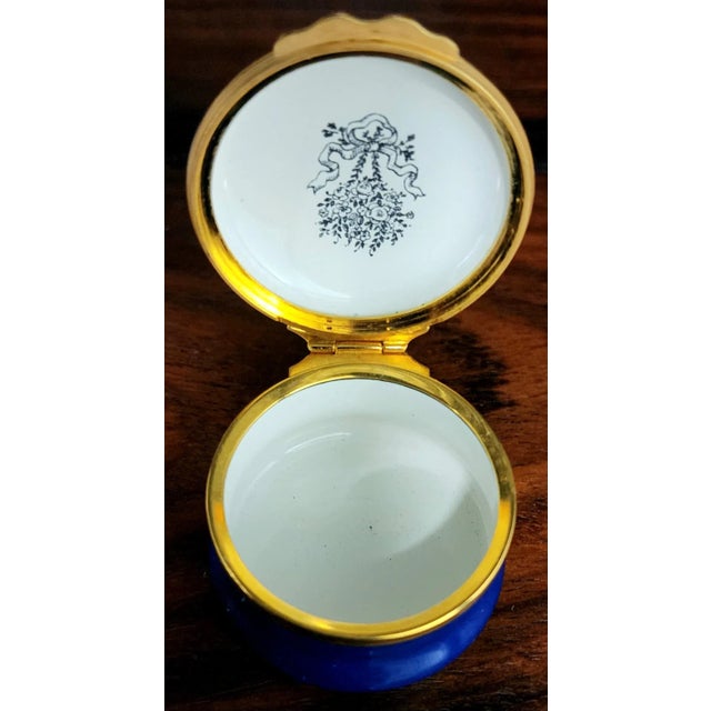 English Bilston & Battersea English Fine Enamel Round Box W/Lid For Sale - Image 3 of 9