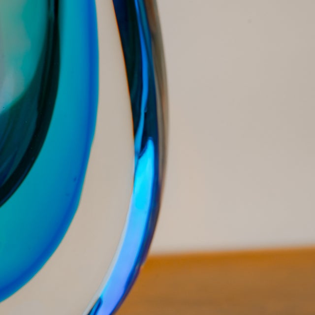 1980s Large Sommerso Blown Glass Vase with Blue-Turquoise Gradient and Iridescent Effect by Murano, 1980s For Sale - Image 5 of 6
