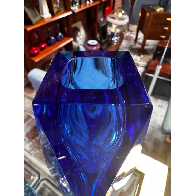 The Vintage Italian Decorative Medium Murano Vase by Mandruzzato showcases the exquisite artistry of Murano glass,...