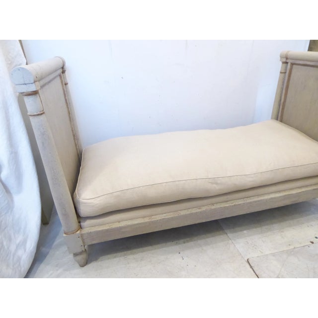 French 18th Century French Directoire Painted Daybed For Sale - Image 3 of 4