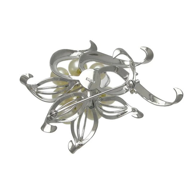 A wonderful Vintage sterling silver and large Japanese Akoya cultured pearl brooch. The pin has a total of ten pearls,...