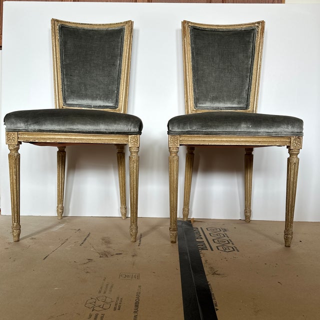 Enhance the elegance of your living space with this exquisite Antique set of side table chairs. The crushed velour...