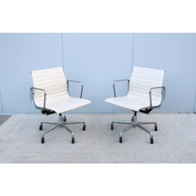 2000 - 2009 Mid-Century Herman Miller Eames Aluminum Group Management Chair in White Leather For Sale - Image 5 of 18