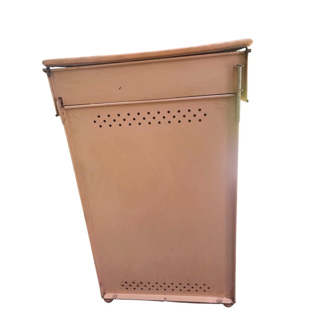 Pearl Wick Pink Vinyl Hamper With Vanity Tray Hollywood Regency 1950s For Sale - Image 11 of 12