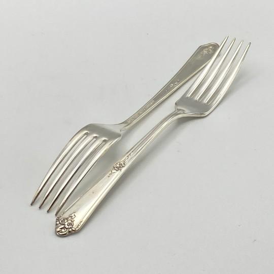 1940s Oneida Community Tudor Silverplate "Sweet Briar" 72-Piece Set (Service for 8 With Bonus Pieces and Wooden Chest) Vintage 1948 For Sale - Image 10 of 18