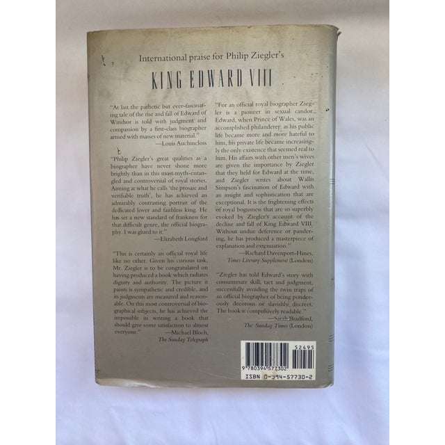 A Vintage 9 x 6 Hardbound Book with Original Jacket. This BIOGRAPHY OF KING EDWARD VIIII OF ENGLAND was published in 1991,...