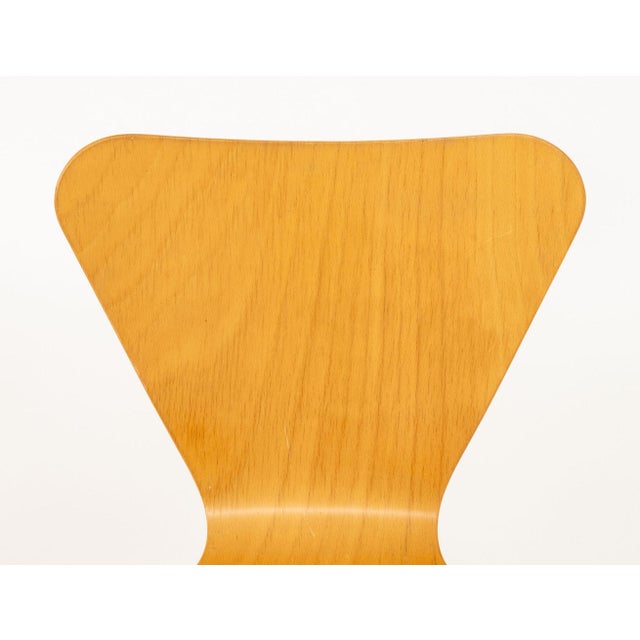 Mid-Century Modern Arne Jacobsen X Fritz Hansen Series 7 Side Chairs, 3 For Sale - Image 3 of 6