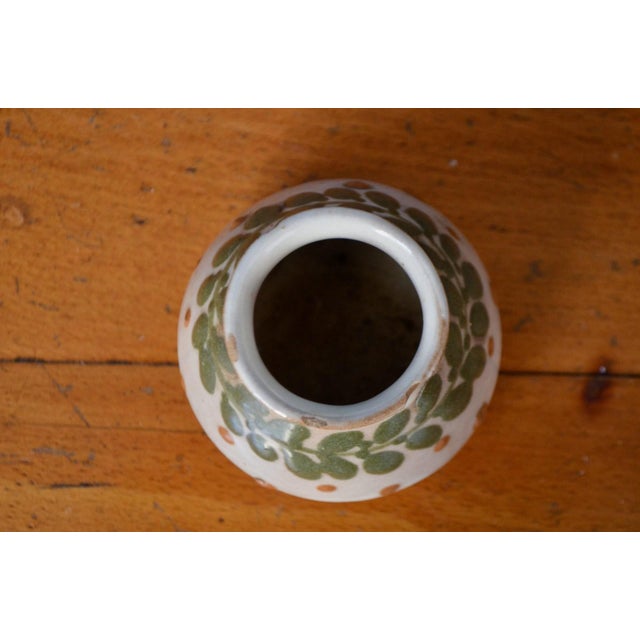 This small Alsatian folk art ceramic vase, dating from 1900, is the work of Léon Elchinger. Made of terracotta, it has a...