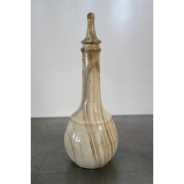 Superb service with onyx liqueur dating from the 1950s. 6 glasses (H 6cm), a tray (diam 25.5 cm) and a bottle with its cap...