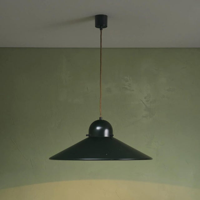 This Stilnovo round pendant, made in the 1970s, features a moss green lacquered finish. The pendant has a simple, circular...