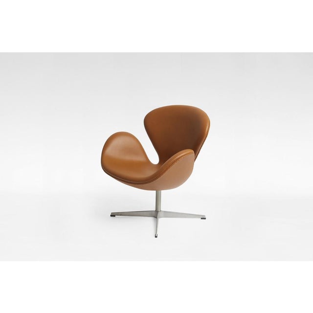 Vintage Swivel Swan Chair in Cognac Leather by Arne Jacobsen for Fritz Hansen, 1950s For Sale - Image 3 of 8