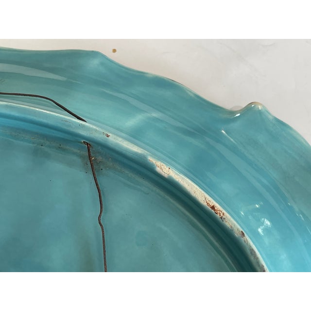 French Sarreguemines Majolica "The Hunt of the Wolves" Barbotine Platter Turquoise Color Rare 19th Century For Sale - Image 13 of 17