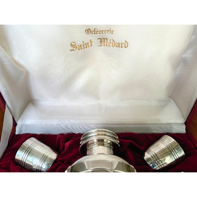1930s Art Deco Cocktail Shaker and Silver-Plated Glasses with Ondulation Pattern from Silversmith Saint Médard, France, 1930s, Set of 9 For Sale - Image 5 of 10