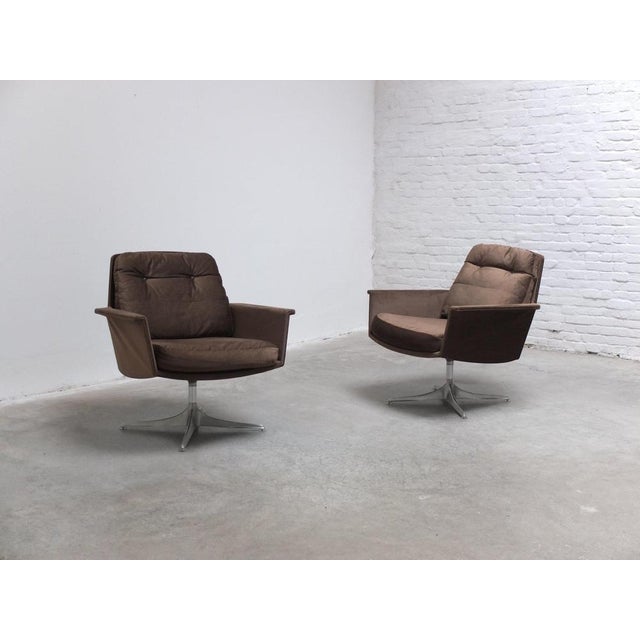 Great pair of 'Sedia' lounge chairs designed by Horst Brüning for COR around 1965. The beautiful aluminum base with swivel...