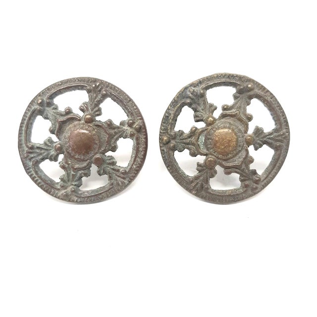 Early 20th Century Victorian Ornate Cast Iron Round Knobs Hardware - Set of 2 For Sale - Image 9 of 9