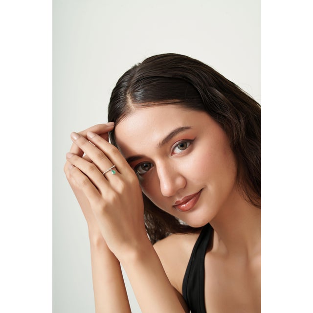 Contemporary Contemporary Emerald Beaded Charm Band Ring Size 5 in 14k White Gold For Sale - Image 3 of 16