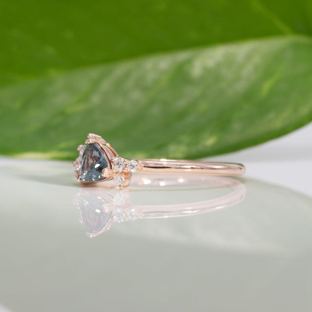 Alexandrite Ring With Earth-Mined Diamond Accents: Solid 14k Gold, Trillion 5mm, Size 6.75 For Sale - Image 9 of 12