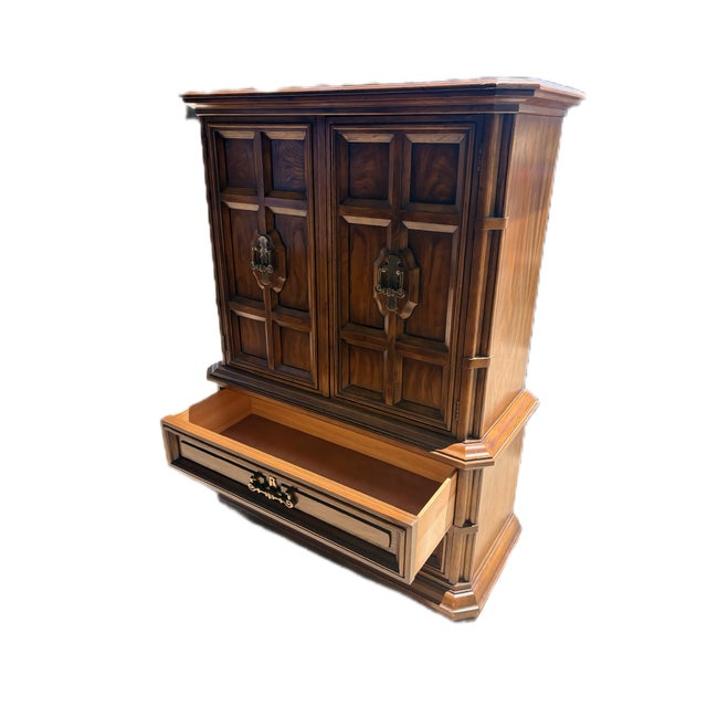 Mid-Century Modern Authentic Drexel Heritage Talavera Walnut Gentleman's Chest | Entertainment Cabinet | Dry Bar | Model 431-420 c.1977 For Sale - Image 3 of 9