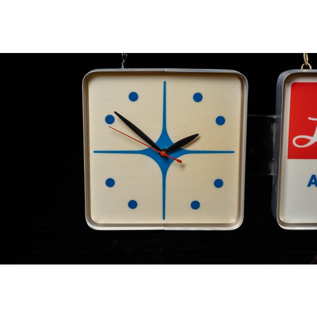 Pop Art Vintage Leica Cameras Lighted Dealer Advertising Clock For Sale - Image 3 of 13