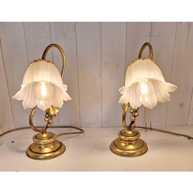 Florentine Table Lamps with Gold-Colored Metal Frames and Frosted Relief Glass Shades, 1970s, Set of 2 For Sale - Image 3 of 7