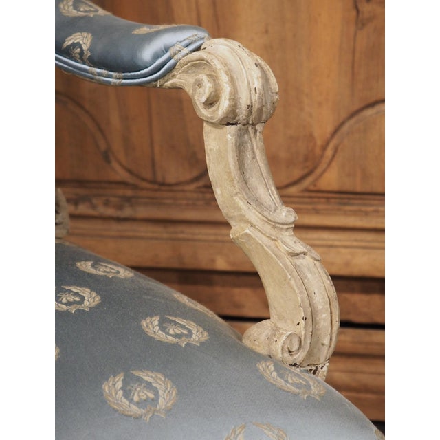 French 18th Century French Painted Louis XV Fauteuil À La Reine Armchair With Blue Silk For Sale - Image 3 of 18