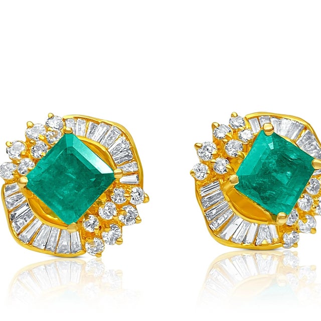Art Deco Colombian Emerald earrings in Art Deco inspired 18k yellow gold setting For Sale - Image 3 of 6