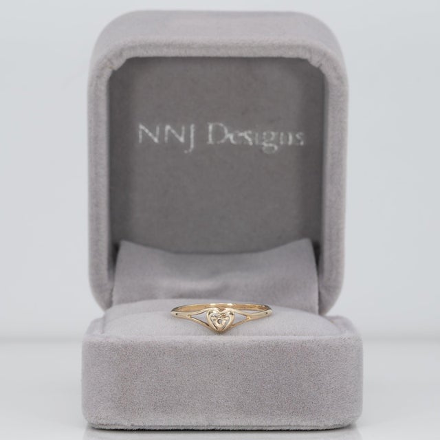 Modern Solid 10k Gold Heart-Shaped Estate Band Ring - Heart Gold Ring, Size 7 For Sale - Image 3 of 6