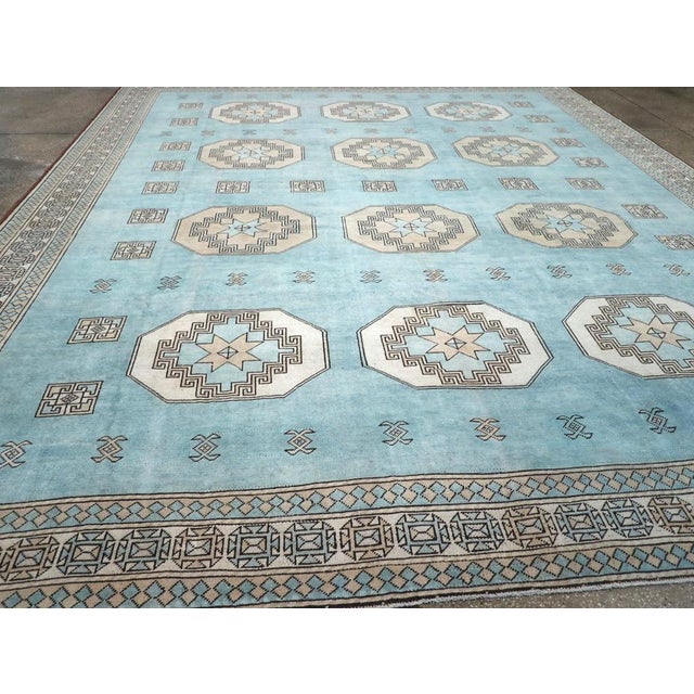 Galerie Shabab Collection Mid-20th Century Turkish Oushak Large Room Size Carpet For Sale In New York - Image 6 of 8