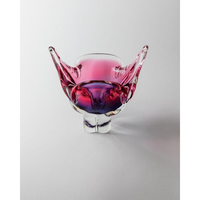 This vintage Murano glass bowl from the 1970s is a striking example of Mid-Century Italian design. Its organic form...