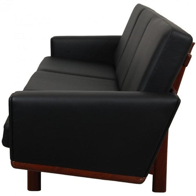 Three-Seater GE-236 Sofa in Walnut by Hans Wegner, 1970s For Sale - Image 6 of 18