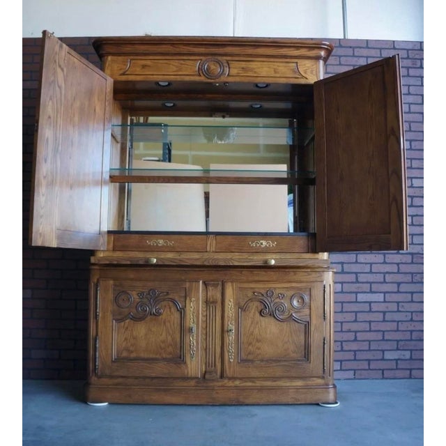 1980s Baker Furniture Lighted China Cabinet With Mirrored Back and Pull-Out Shelf For Sale - Image 6 of 6