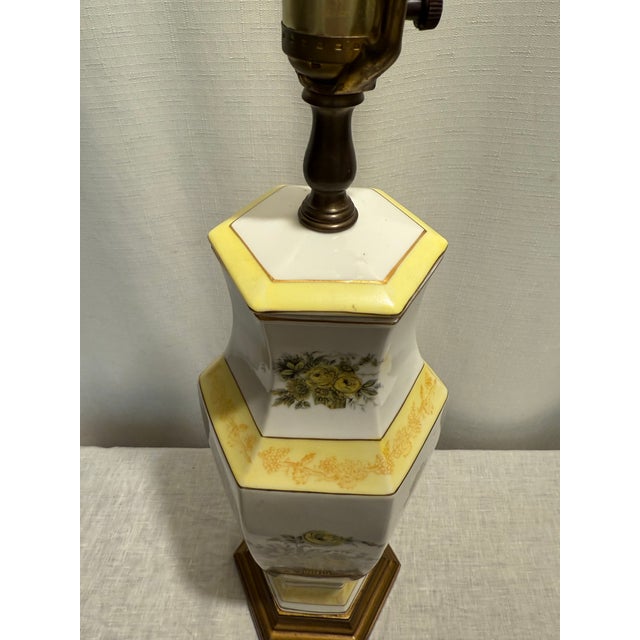 Dorothy Draper Vintage Chinoiserie Dorothy Draper Style Porcelain Urn Shape Table Lamp With Yellow Roses & Shade For Sale - Image 4 of 8