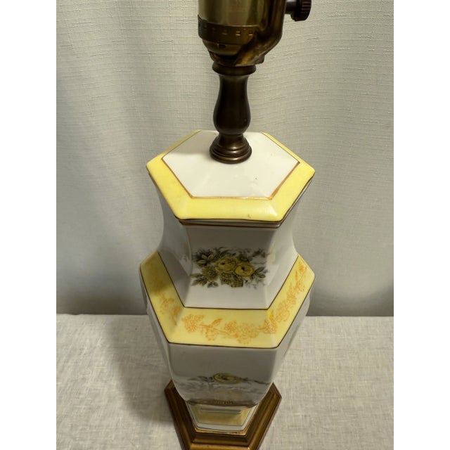 Dorothy Draper Vintage Dorothy Draper Style Porcelain Urn Shape Table Lamp With Yellow Roses & Shade For Sale - Image 4 of 8