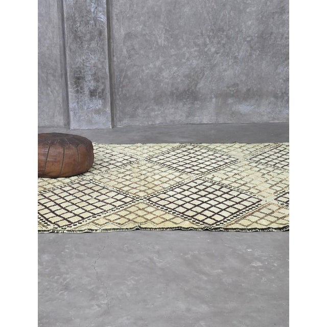 Vintage Beni Ourain Rug – Handmade Ivory Moroccan Wool Carpet This vintage Beni Ourain rug embodies the timeless beauty of...