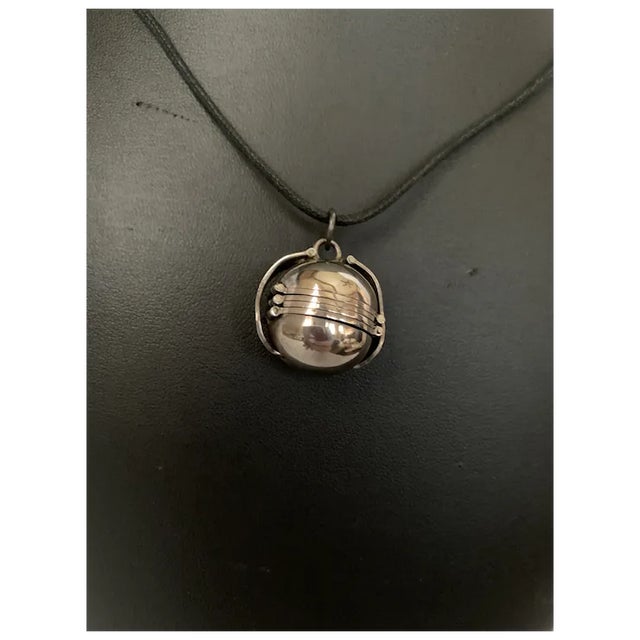 1980s Sterling Sphere Locket For Sale - Image 4 of 11